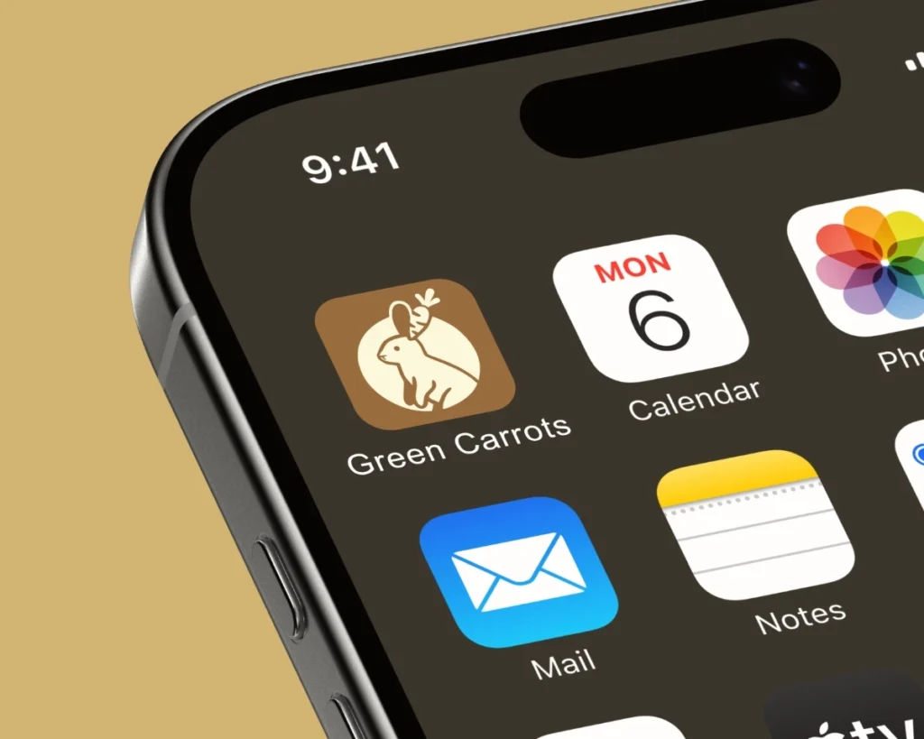 Mockup del dettaglio di uno smartphone con le icone delle app sulla schermata, tra cui l’icona Green Carrots con il suo logo color crema su fondo arancione.