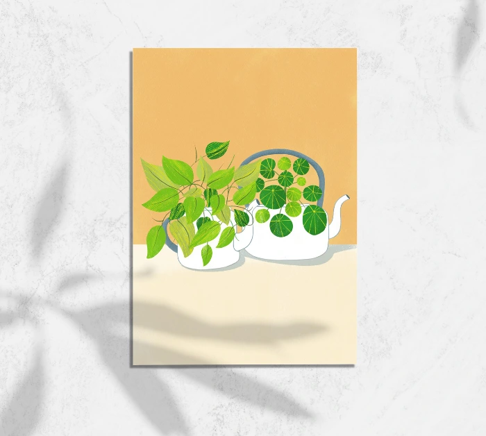 Mockup di stampa illustrata con due teiere bianche trasformate in vasi per piante, con all’interno una pilea e un pothos, su fondo arancione.