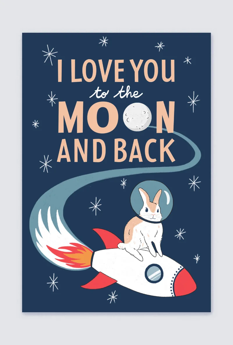 Illustrazione di cartolina con un coniglio astronauta che cavalca un razzo su un cielo stellato e la scritta “I love you to the moon and back”