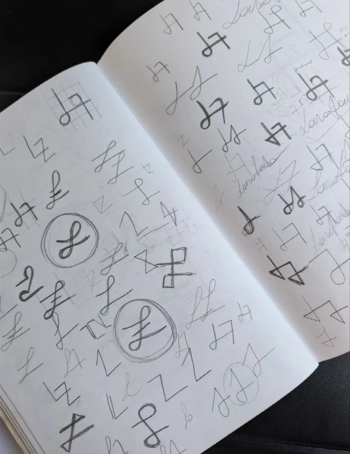 Bozzetti a mano libera su sketchbook: fase di ideazione e ricerca della forma per il progetto di rebranding di Laura Zanda.