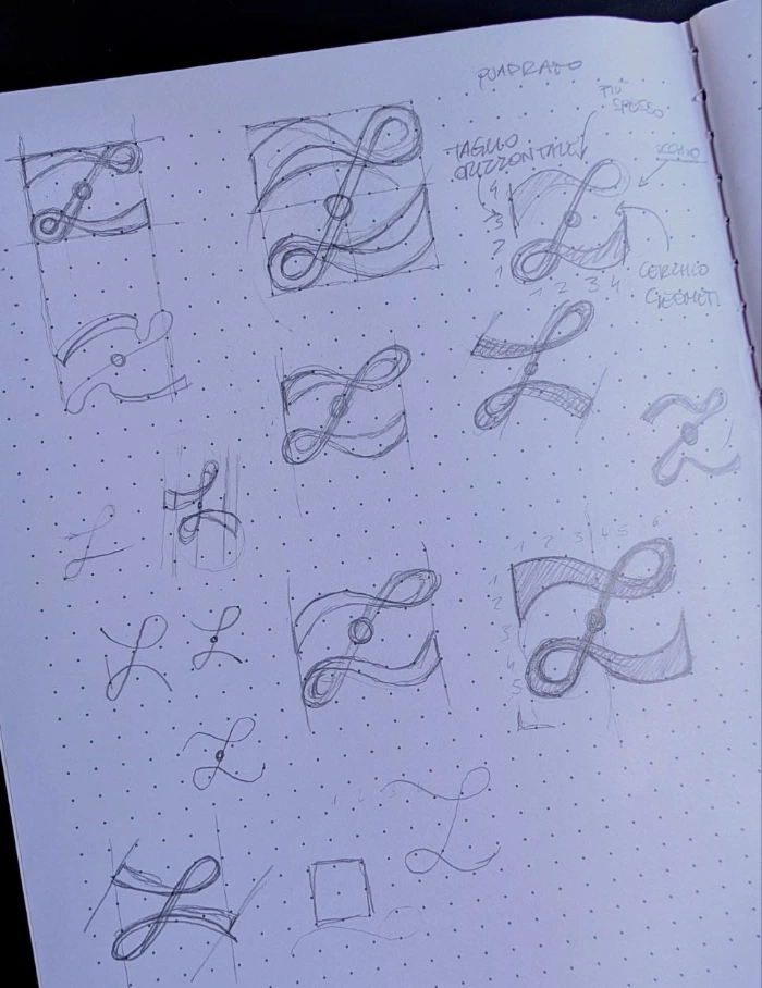 Processo creativo di logo design: schizzi a matita su carta puntinata per lo studio calligrafico del monogramma LZ selezionato per il logo.