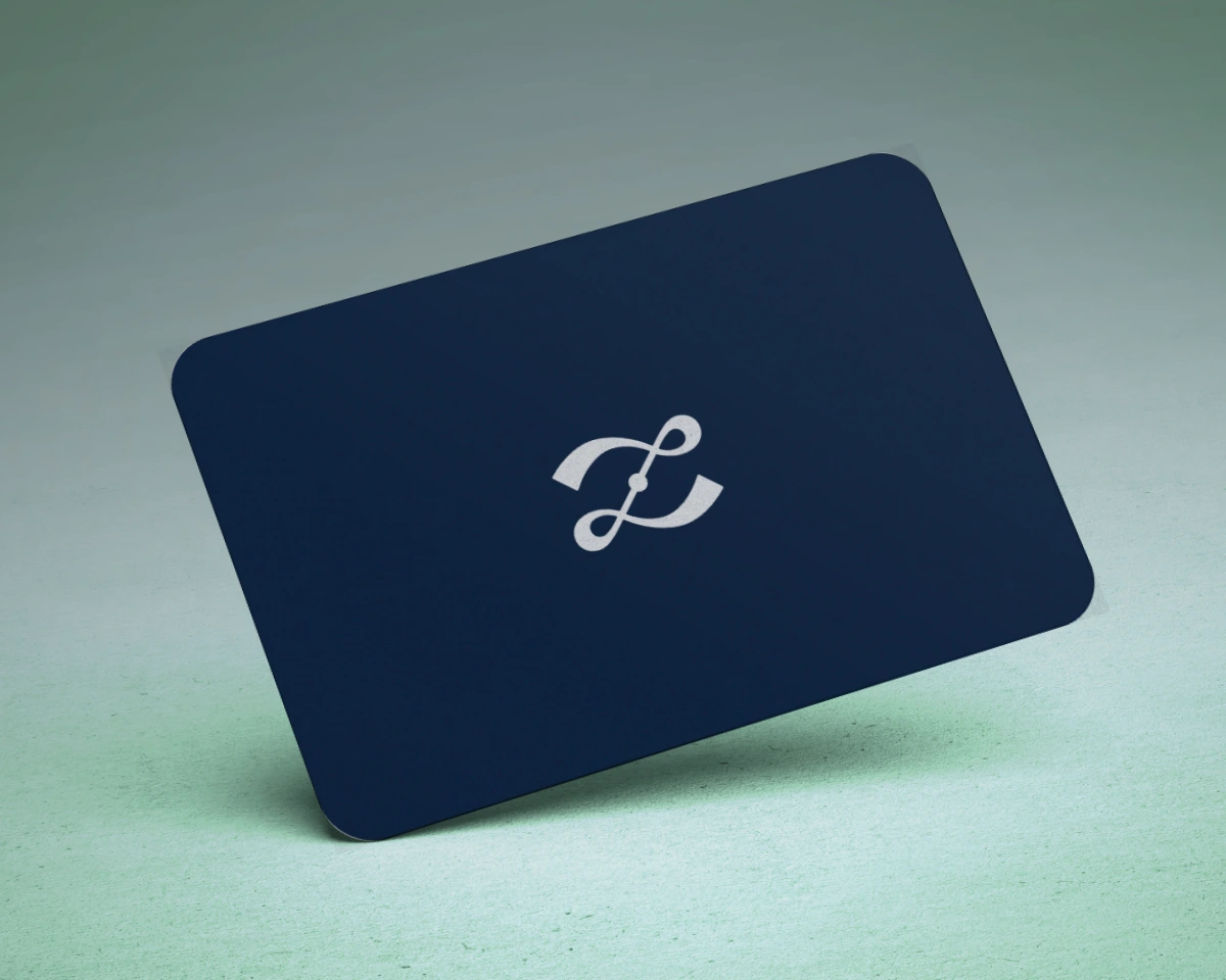 Mockup di biglietto da visita con angoli arrotondati e logo di Laura Zanda nella versione bianco panna su fondo blu navy.