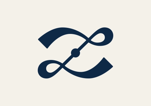 Versione definitiva del logo monogramma per il personal branding di Laura Zanda: versione in blu navy su fondo bianco panna.