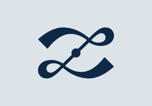 Versione definitiva del logo monogramma per il personal branding di Laura Zanda: versione in blu navy su fondo azzurro polvere.