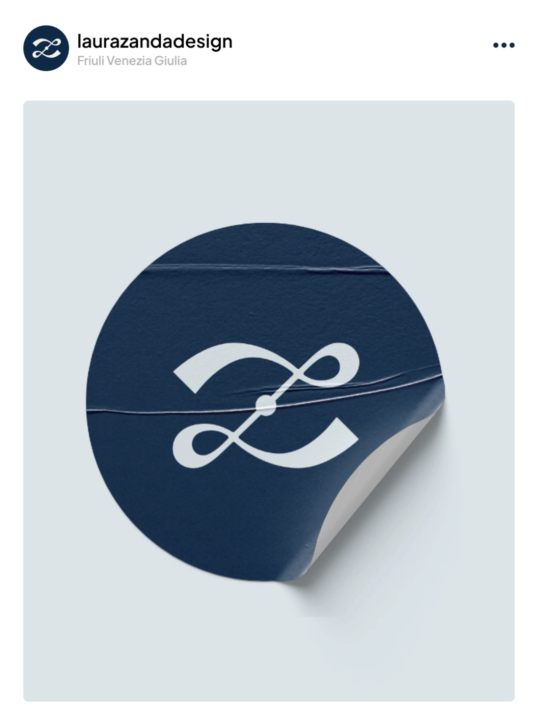 Anteprima di un carosello per la pagina Instagram di Laura Zanda design, raffigurante uno sticker tondo con il monogramma LZ