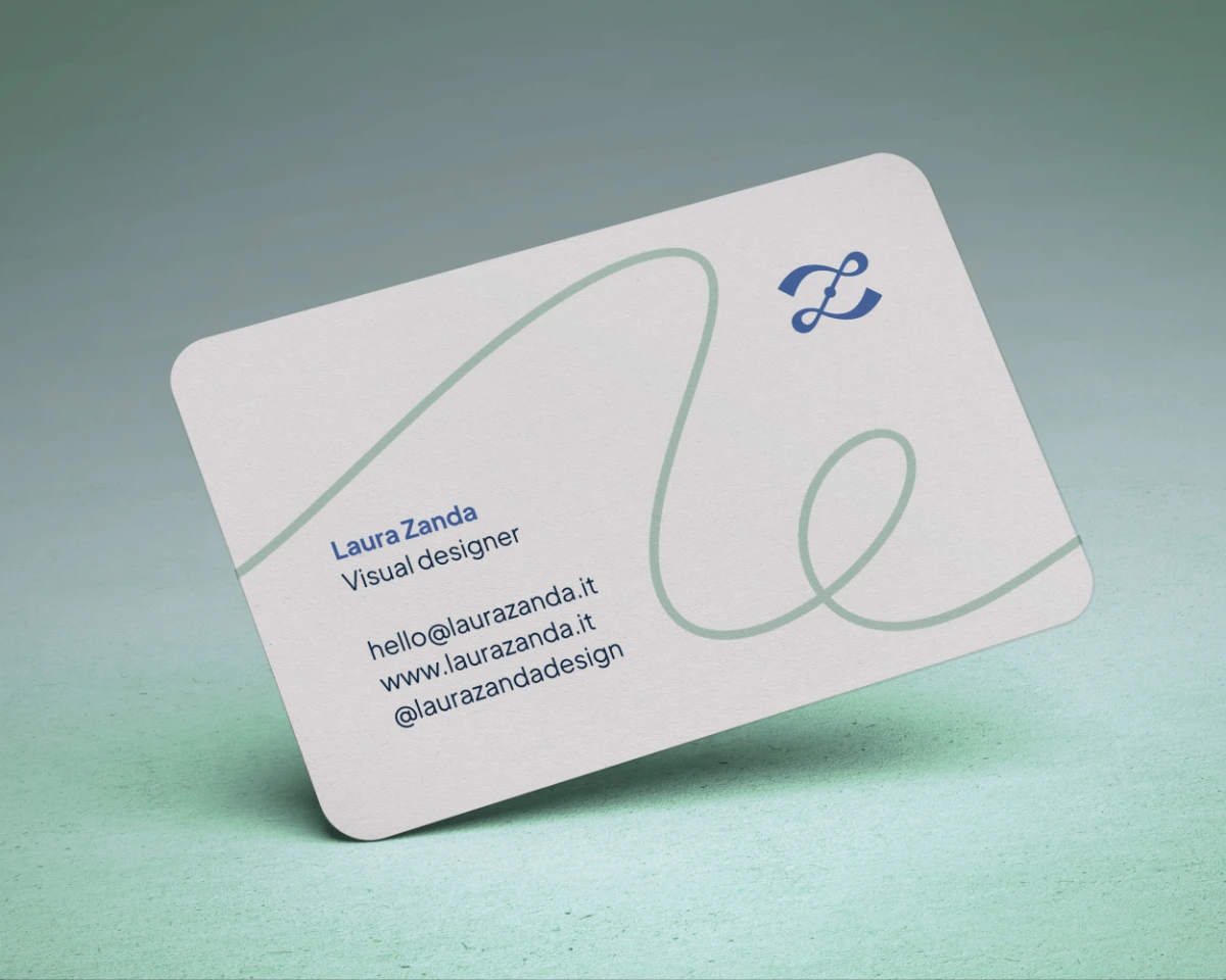 Mockup di un biglietto da visita di Laura Zanda con la nuova brand idenity applicata e le informazioni di contatto: e-mail, sito web e social media handle.