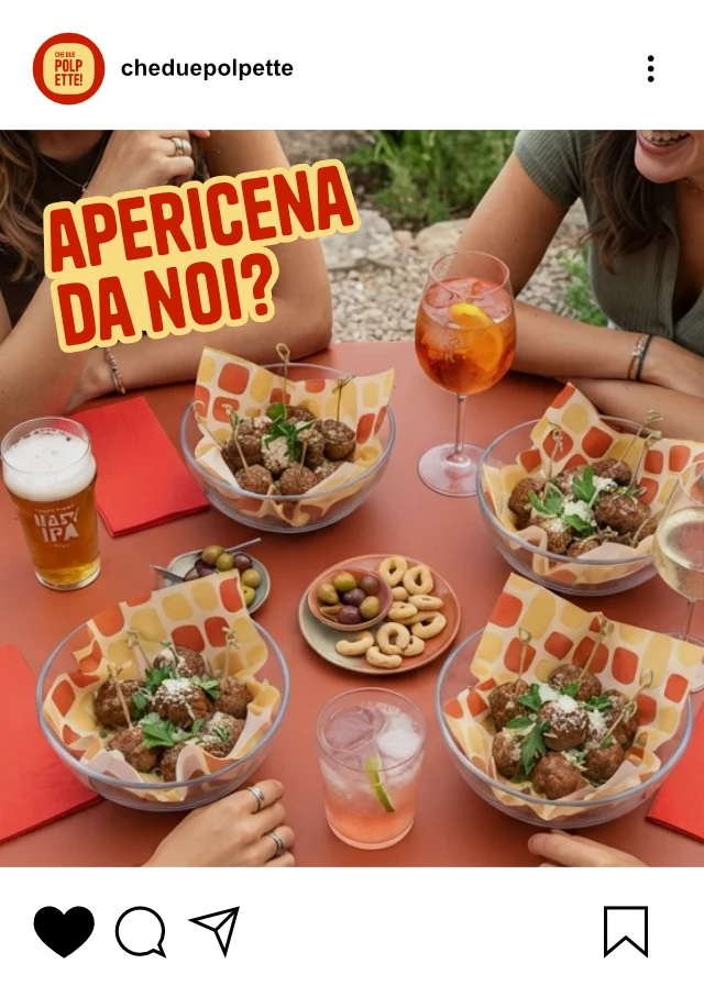 Mockup di post Instagram con una scena di aperitivo all'aperto, pensato per illustrare l'atmosfera e lo stile visivo del brand.