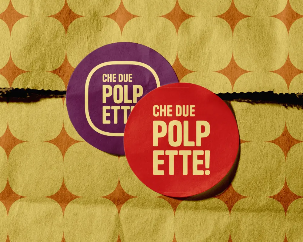 Etichette adesive rotonde che mostrano le varianti di colore e il logo del brand sovrapposte a un pattern geometrico.