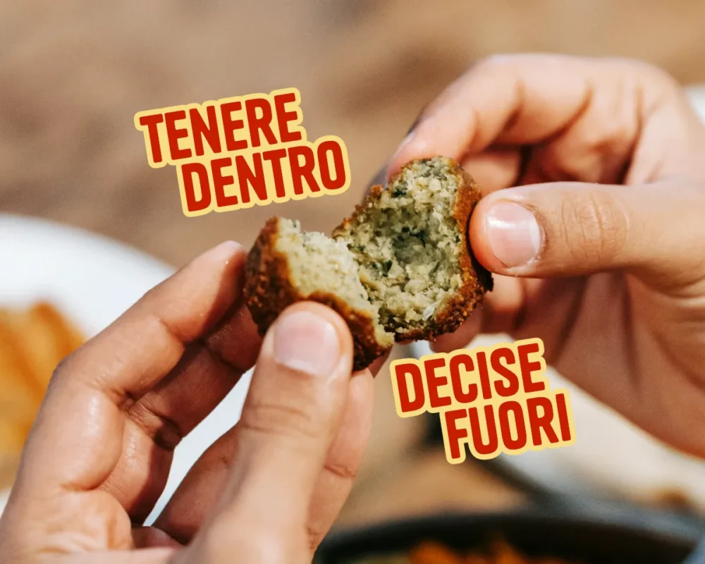 Scatto ravvicinato di una polpetta aperta a metà, accompagnata dal copy "tenere dentro, decise fuori" che descrive la consistenza del prodotto.