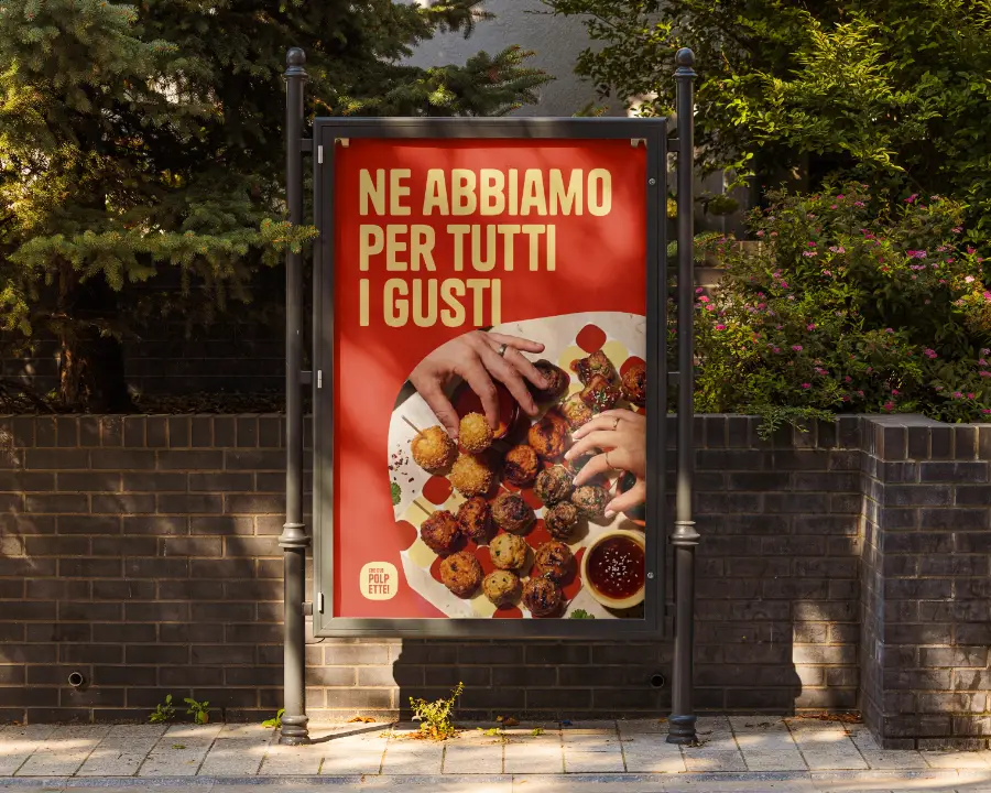 Mockup di una campagna di affissione esterna con il copy 'NE ABBIAMO PER TUTTI I GUSTI' e lo stile fotografico coordinato del brand.