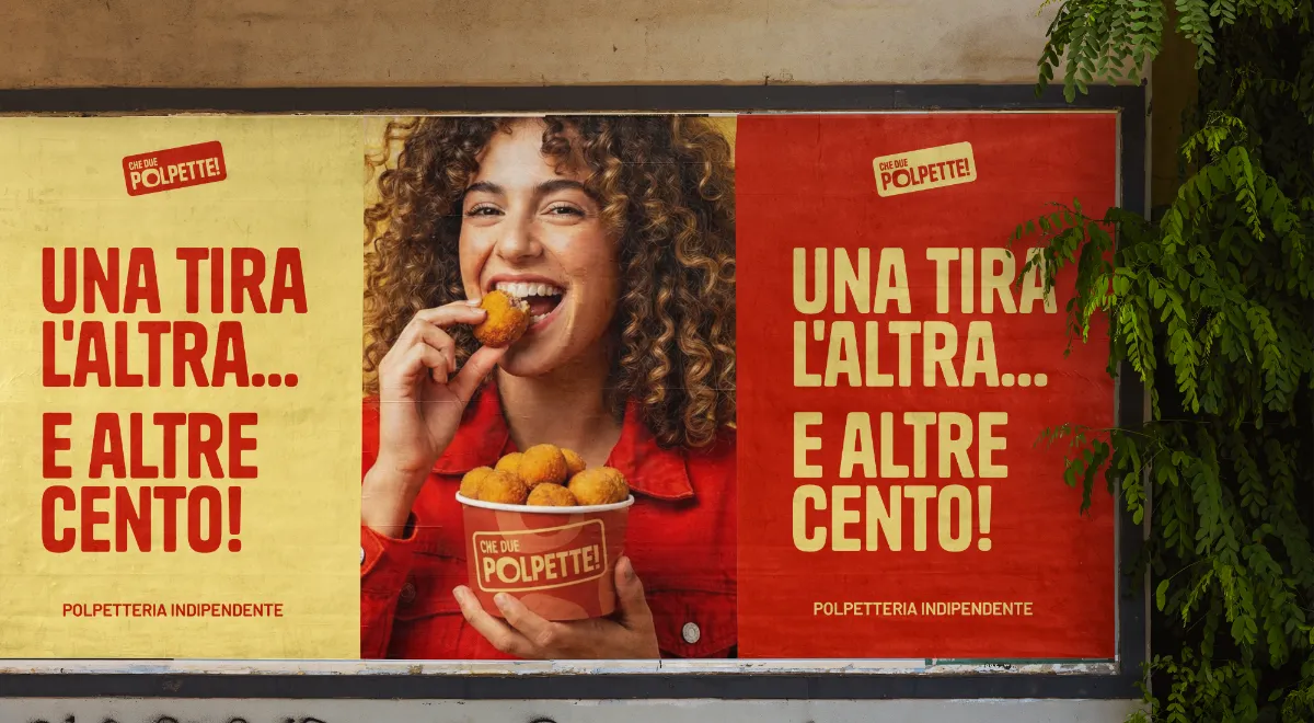 Mockup di una campagna di affissione esterna con manifesti pubblicitari che riprendono il payoff "Una tira l'altra... e altre cento!" con i colori e font del brand.