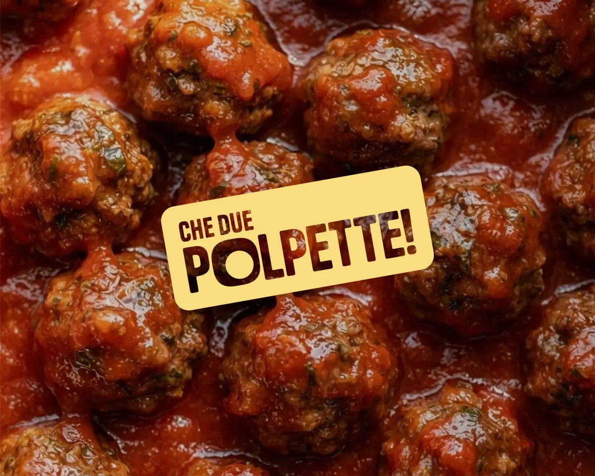 Stile fotografico del brand, con uno scatto ravvicinato di polpette al pomodoro e l'applicazione del logo.