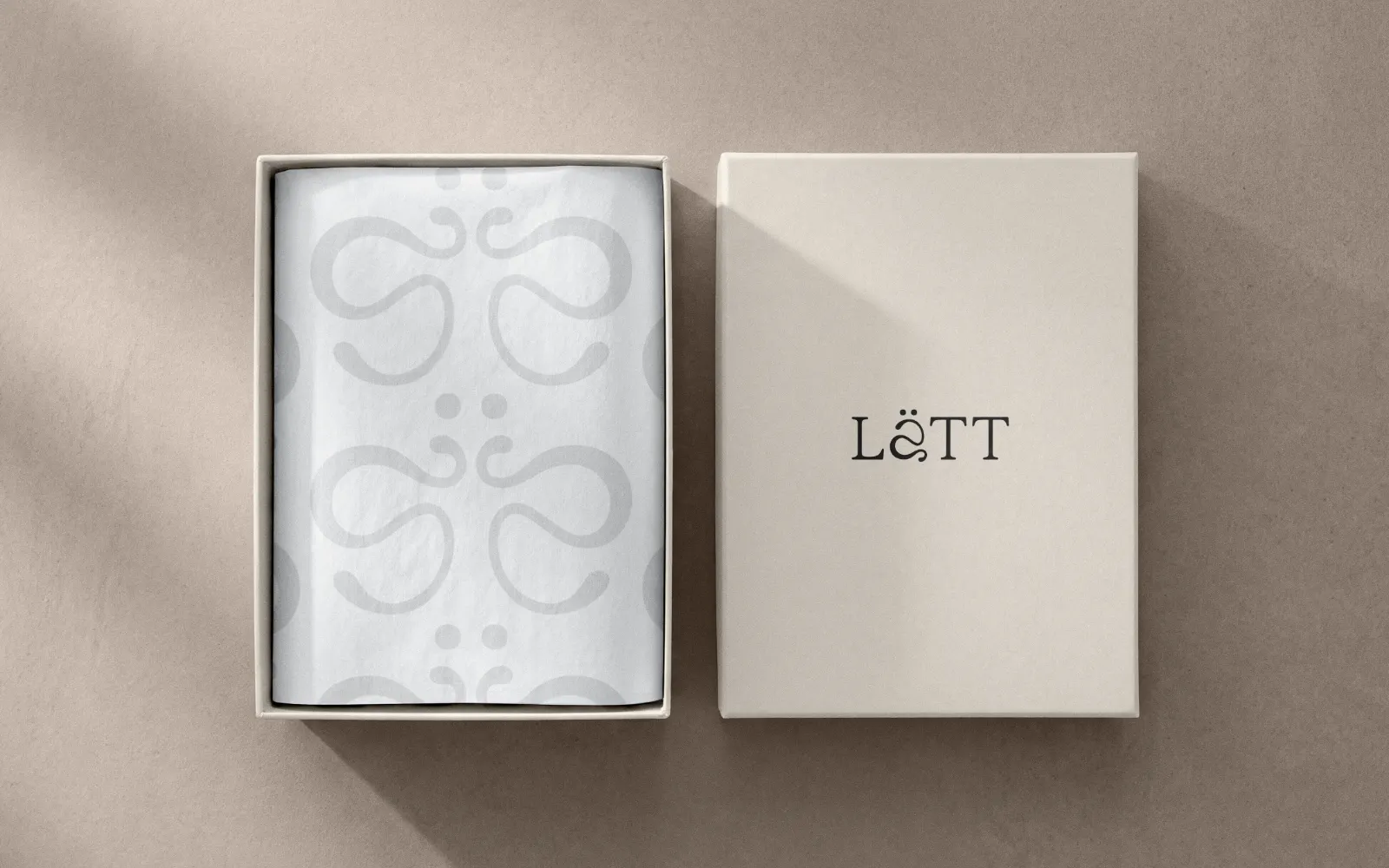 Packaging del brand Lätt: una scatola aperta con carta velina decorata dal motivo grafico e una scatola chiusa con il logo.