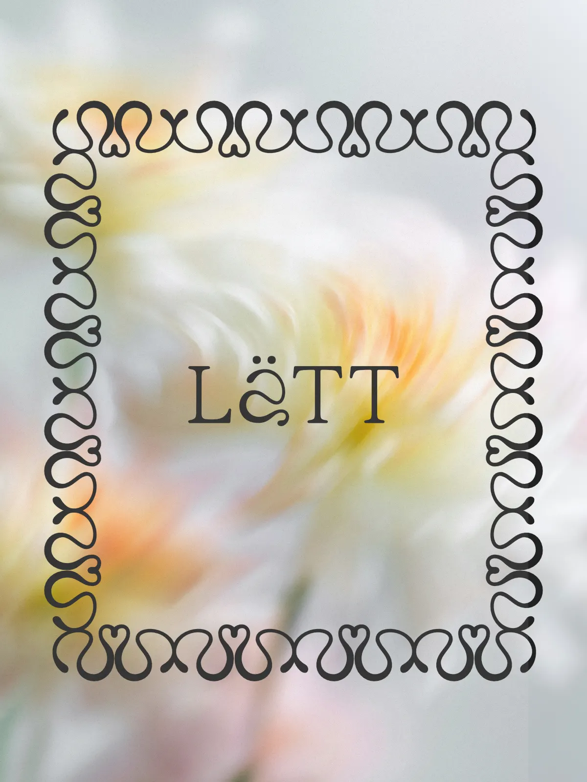 Il logo del brand Lätt, caratterizzato da un lettering elegante e pulito con la 'ä' stilizzata, racchiuso all'interno di una cornice geometrica formata da riccioli decorativi, il tutto sovrapposto a uno sfondo floreale sfumato dai toni tenui.